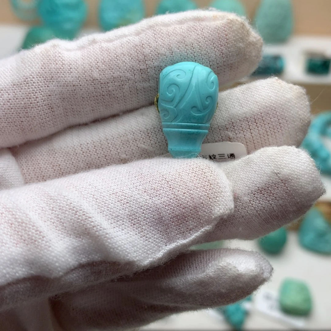 绿松石未镶嵌珠宝奇石高瓷蓝绿博古纹三通11.3*19.3mm