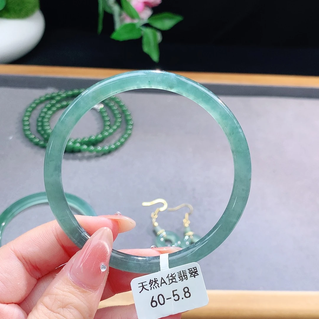 未镶嵌手镯（圆镯）翡翠