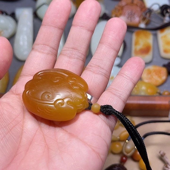 无***尘和田玉未镶嵌颈饰