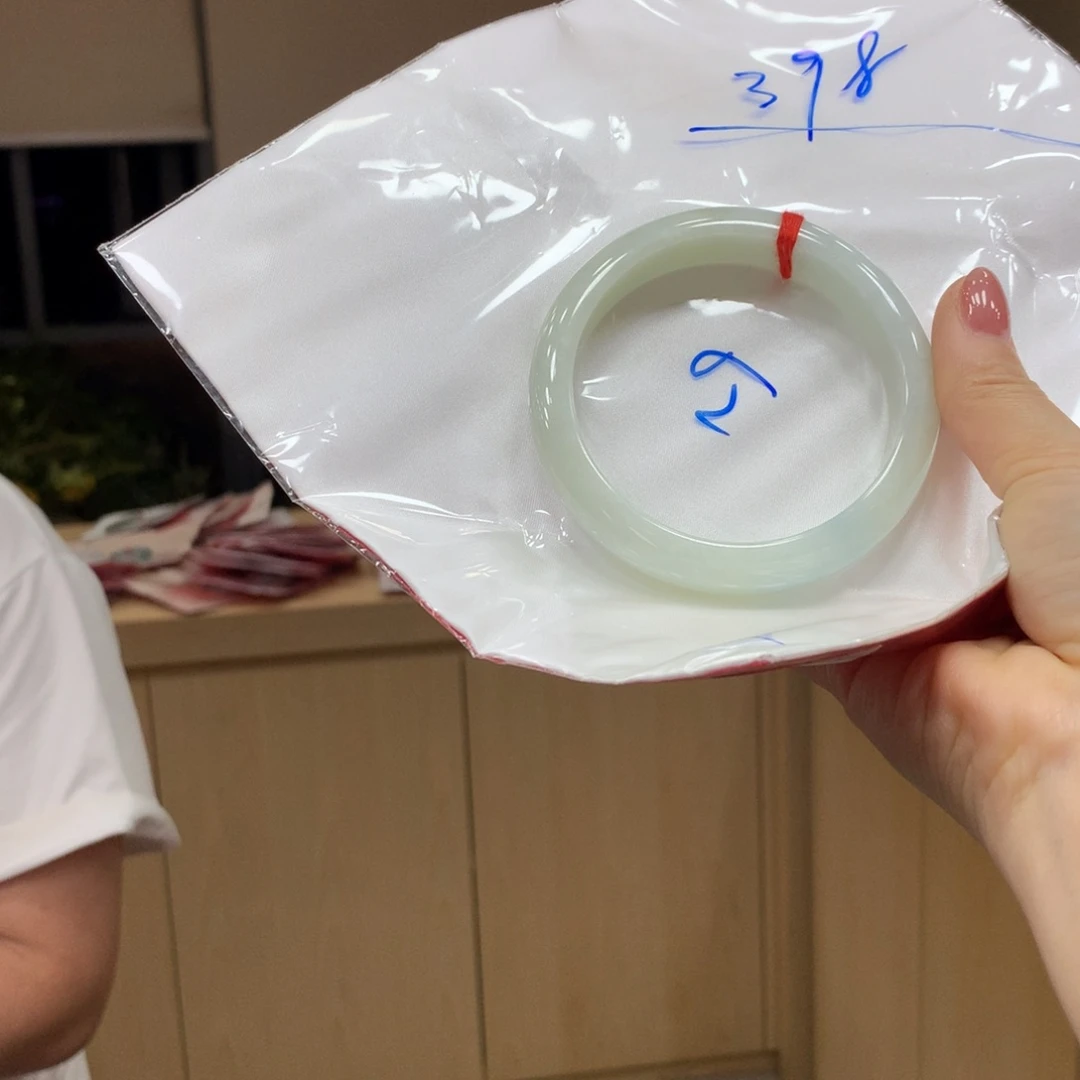 翡翠手镯未镶嵌不退不换