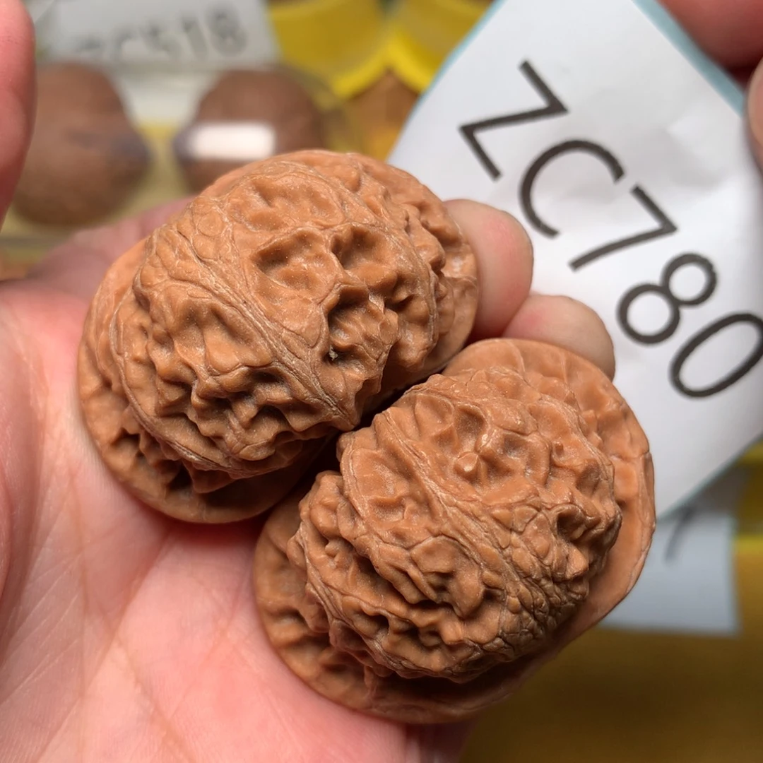 文玩核桃把件红皮肉球宫灯42