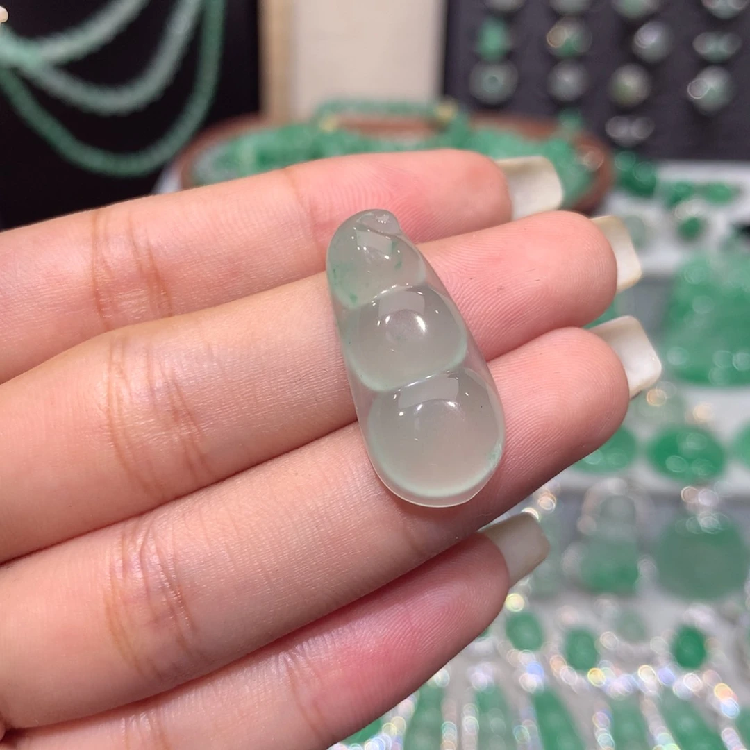 颈饰未镶嵌石英质玉（非洲翠）