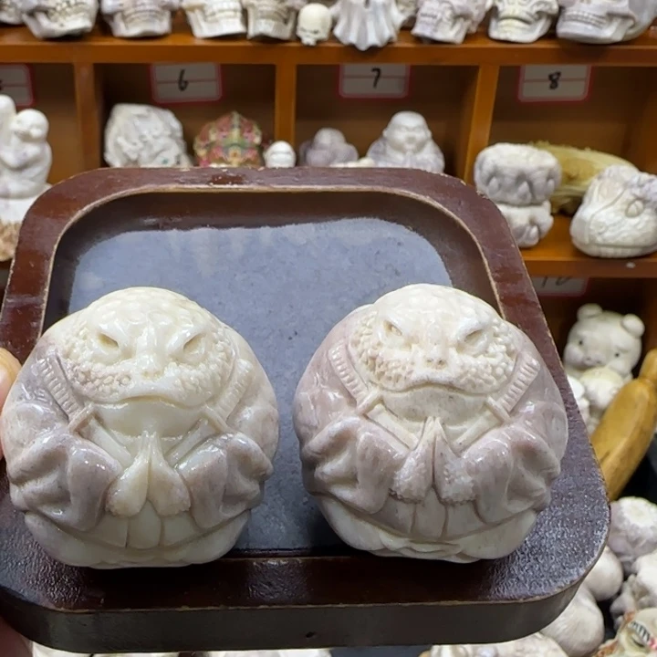 神***人非金属配饰鹿角雕刻金蟾一对