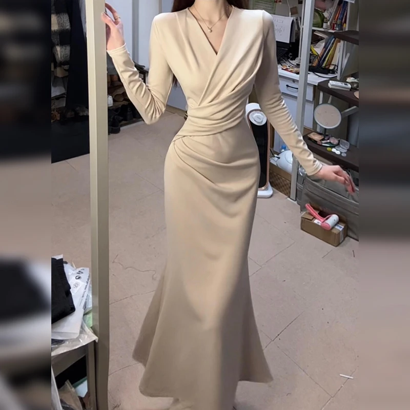 8376法式v领连衣裙子女秋冬内搭2025新款纯欲修身包臀鱼尾长裙