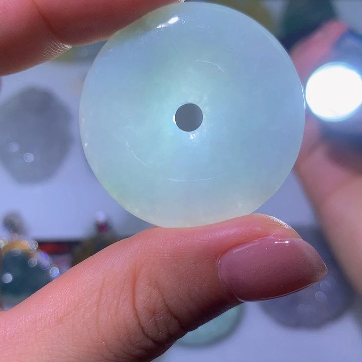 翡翠未镶嵌颈饰平安扣