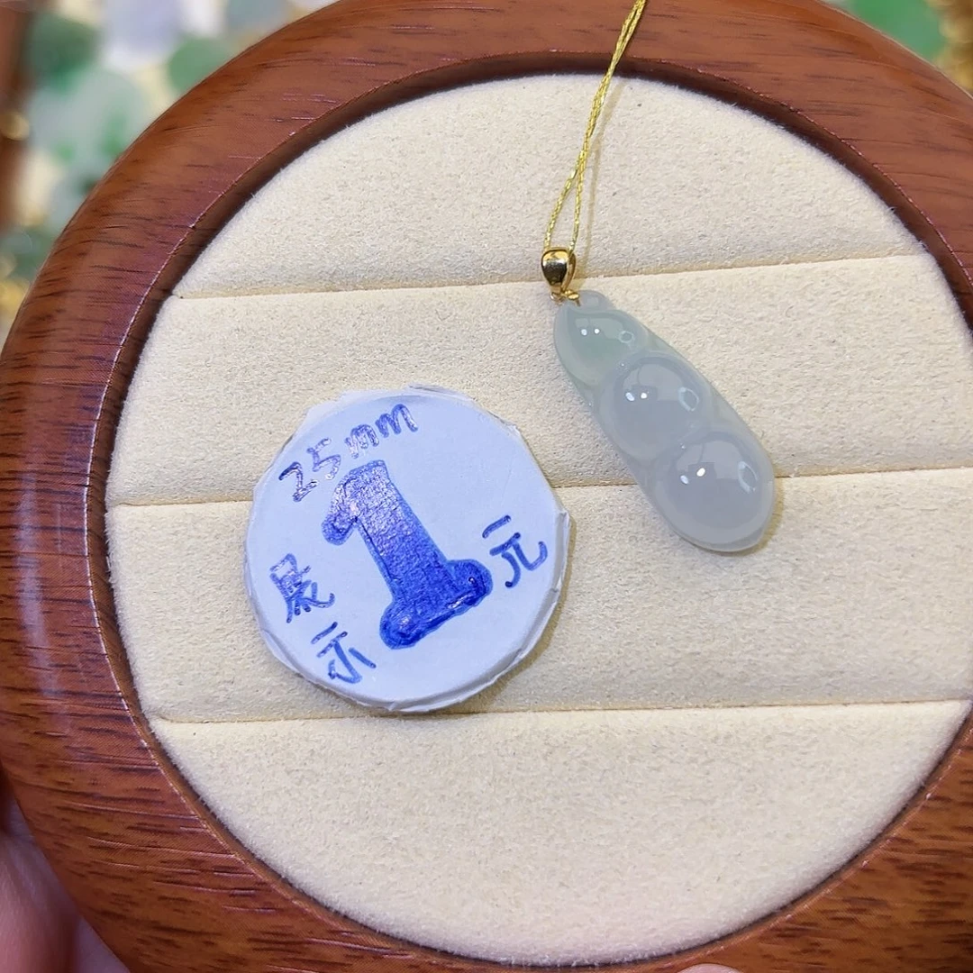 颈饰18K金镶嵌翡翠豆子