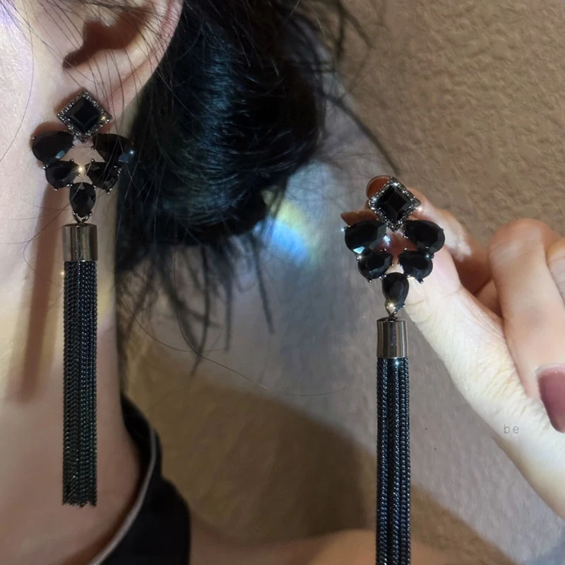 合金树脂耳饰 银针镶钻黑色流苏耳环女轻奢高级感小众设计感耳饰