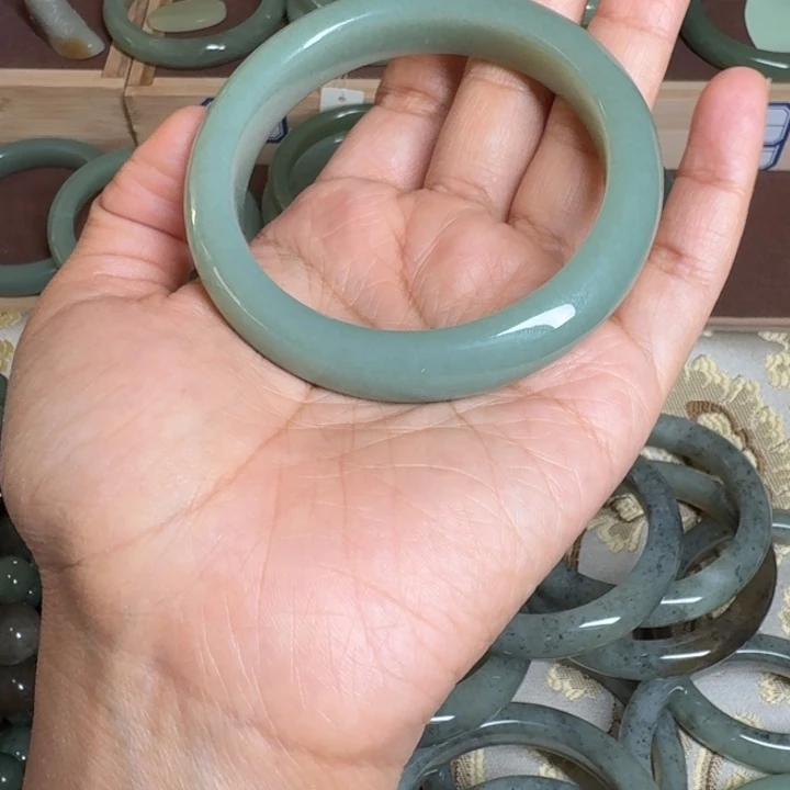 鱼***墩和田玉未镶嵌手镯