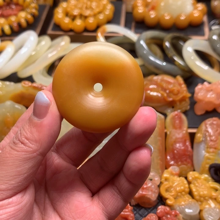 未镶嵌石英质玉（黄龙玉）挂件