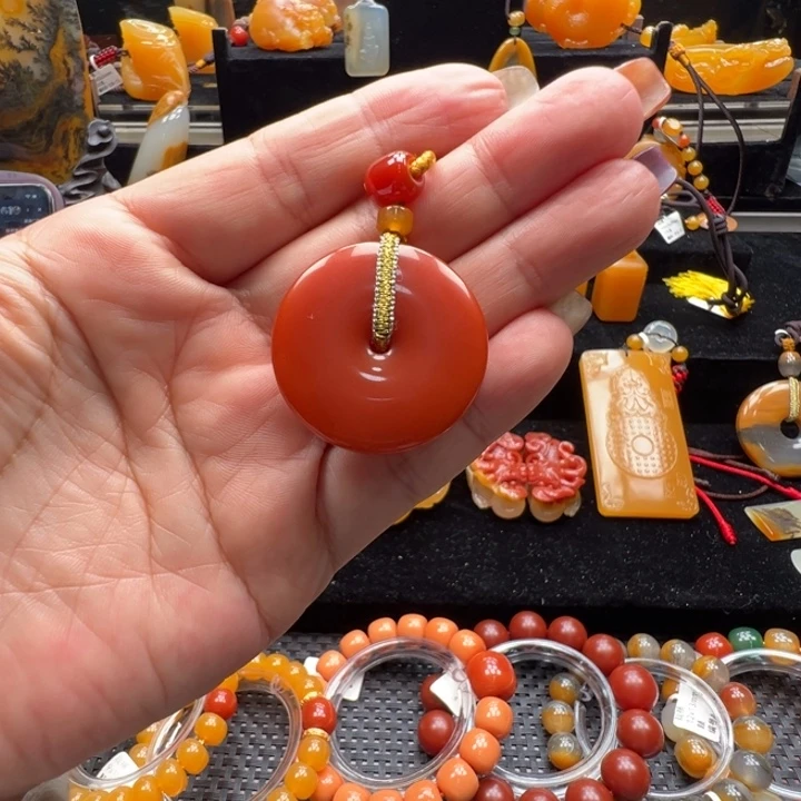 未镶嵌石英质玉（黄龙玉）颈饰