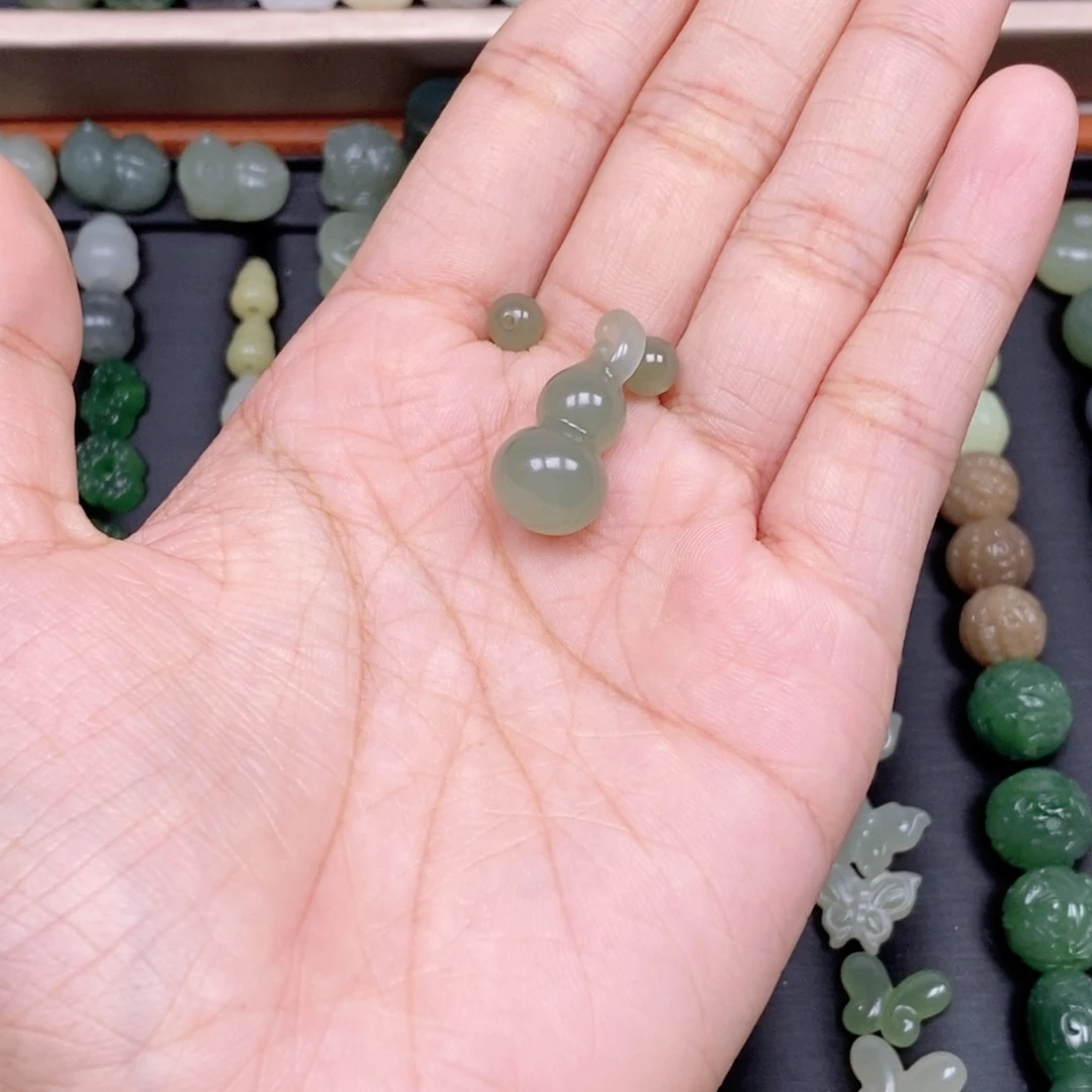 飘***和田玉未镶嵌颈饰