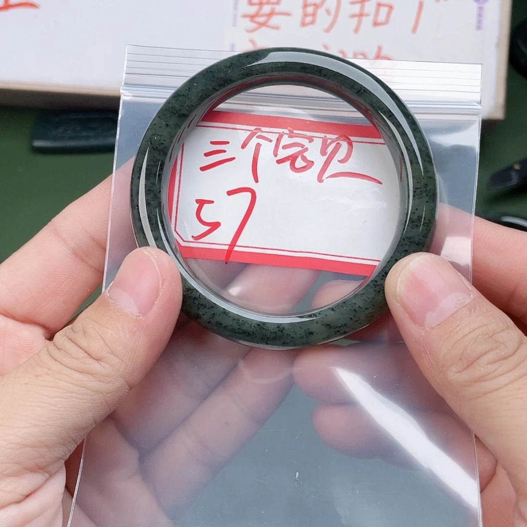 三***妈和田玉未镶嵌手镯