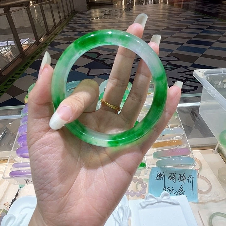 翡翠手镯未镶嵌翡翠手镯