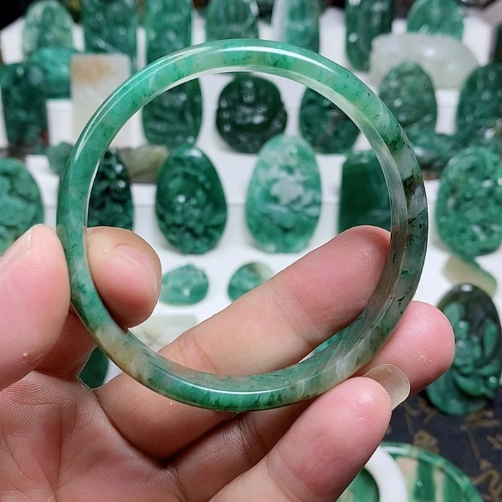 未镶嵌独山玉手镯