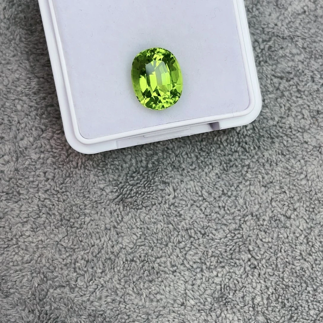 橄榄石裸石未镶嵌6.3Ct。