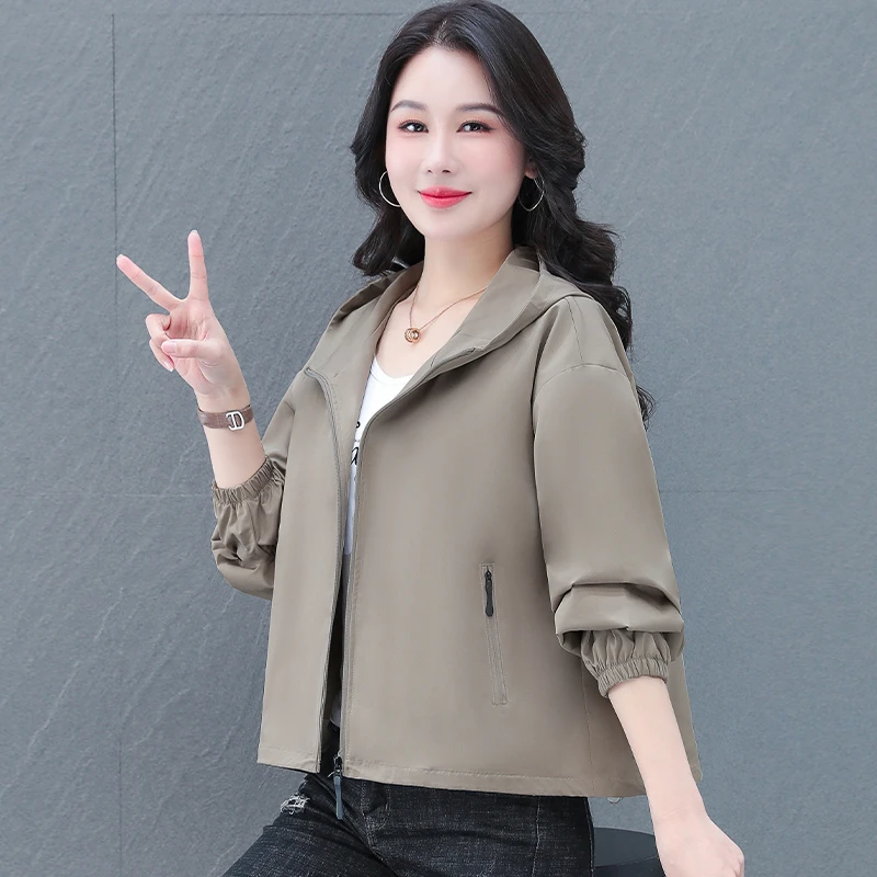 中老年妈妈春秋洋气连帽短款外套新款百搭夹克中年宽松大码风衣女