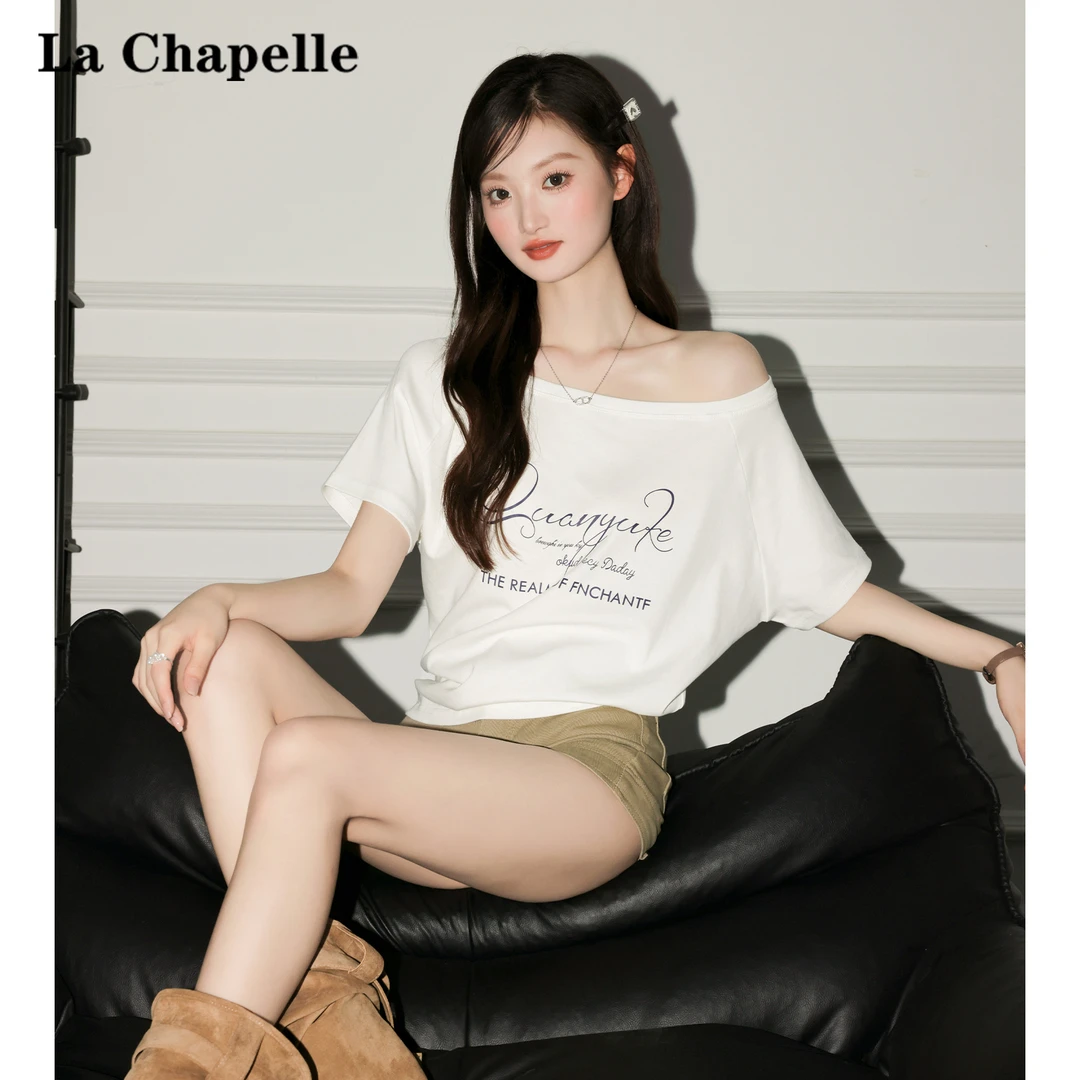 拉夏贝尔白色字母印花短袖T恤女2025夏季新款斜肩设计感辣妹上衣