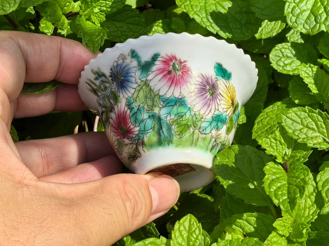 老龙窑珐琅彩花卉菊花蝴蝶纹花口压手杯底款​居仁堂制晚清民国