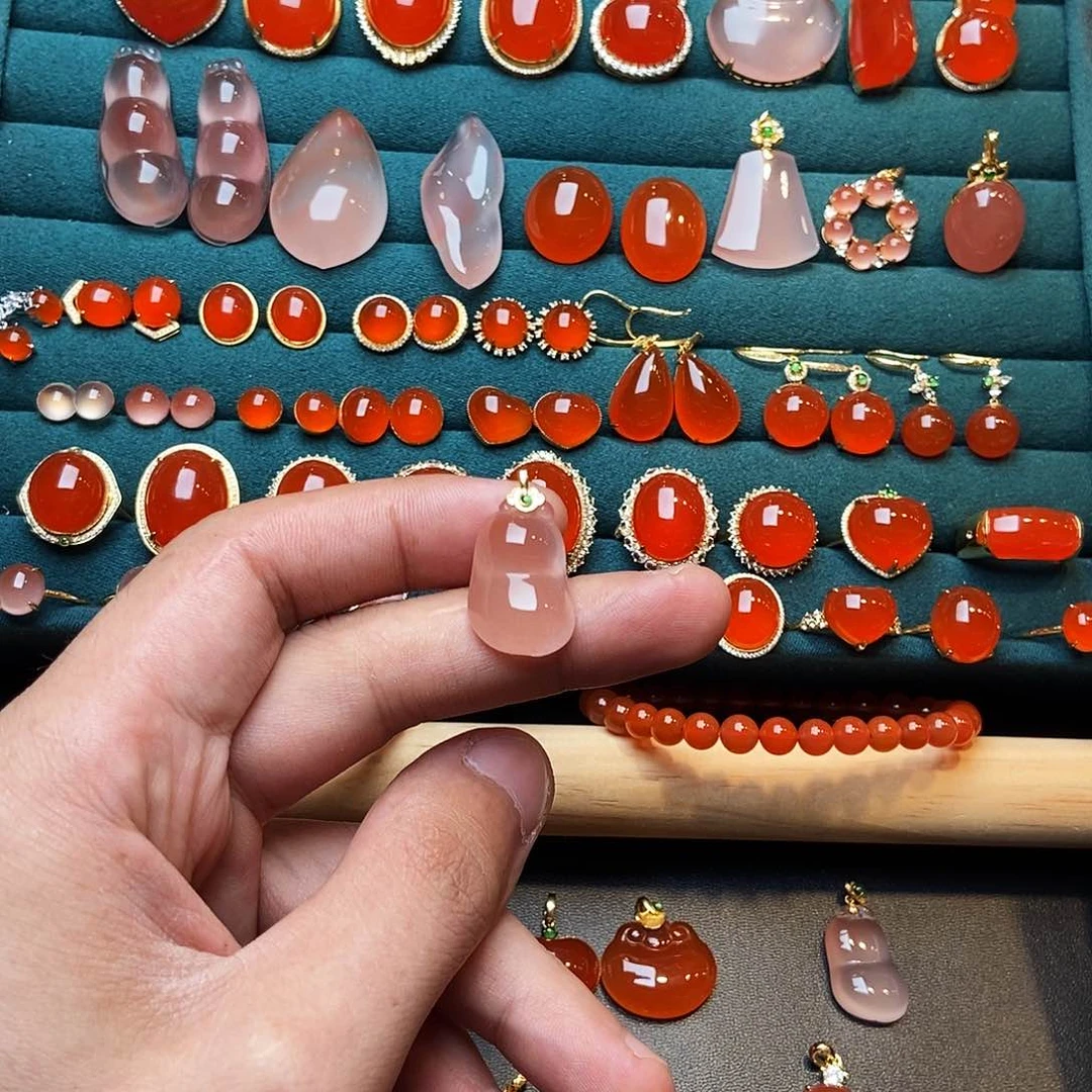 颈饰18K金镶嵌南红玛瑙