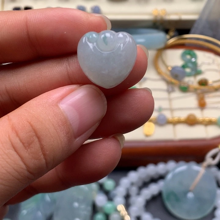 翡翠未镶嵌颈饰如意