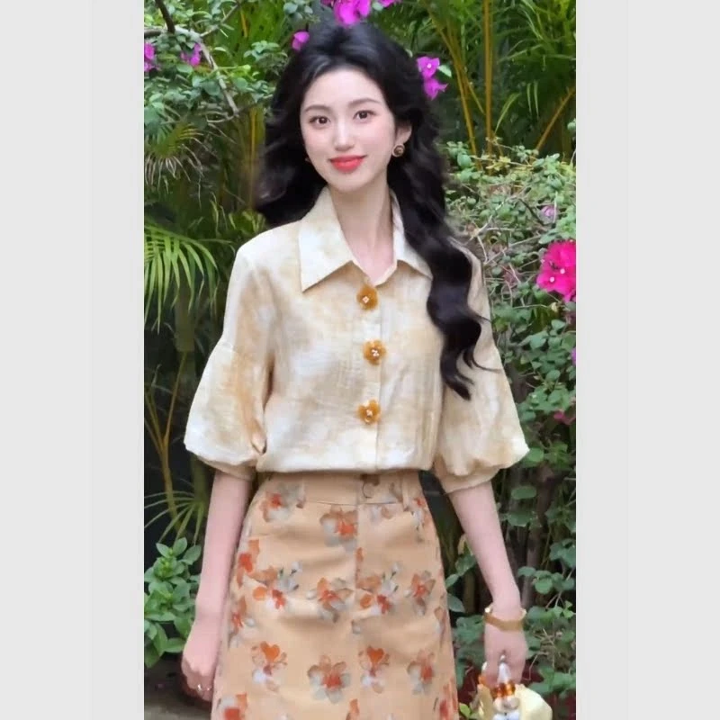 夏季套装女2025新款法式优雅气质杏色翻领扎染衬衫碎花短裙两件套