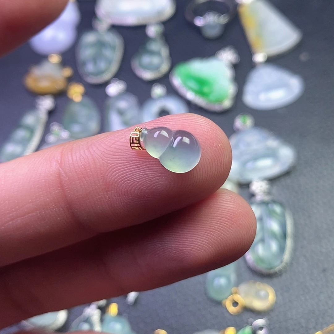 颈饰18K金镶嵌翡翠