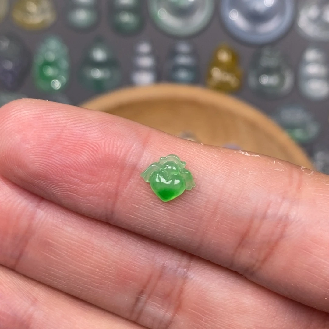 翡翠未镶嵌颈饰爱心