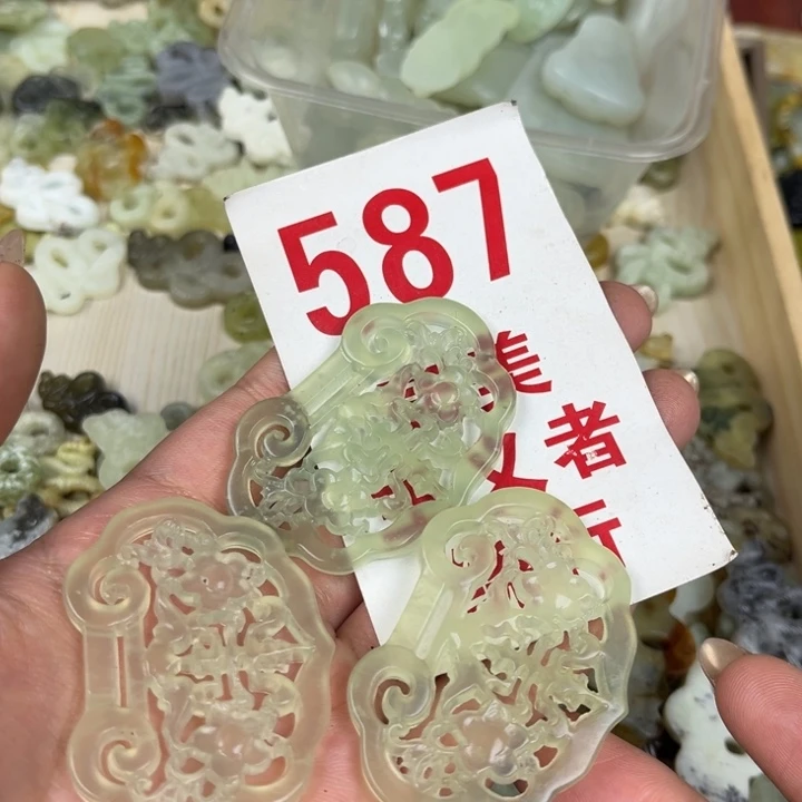蛇纹石玉未镶嵌颈饰