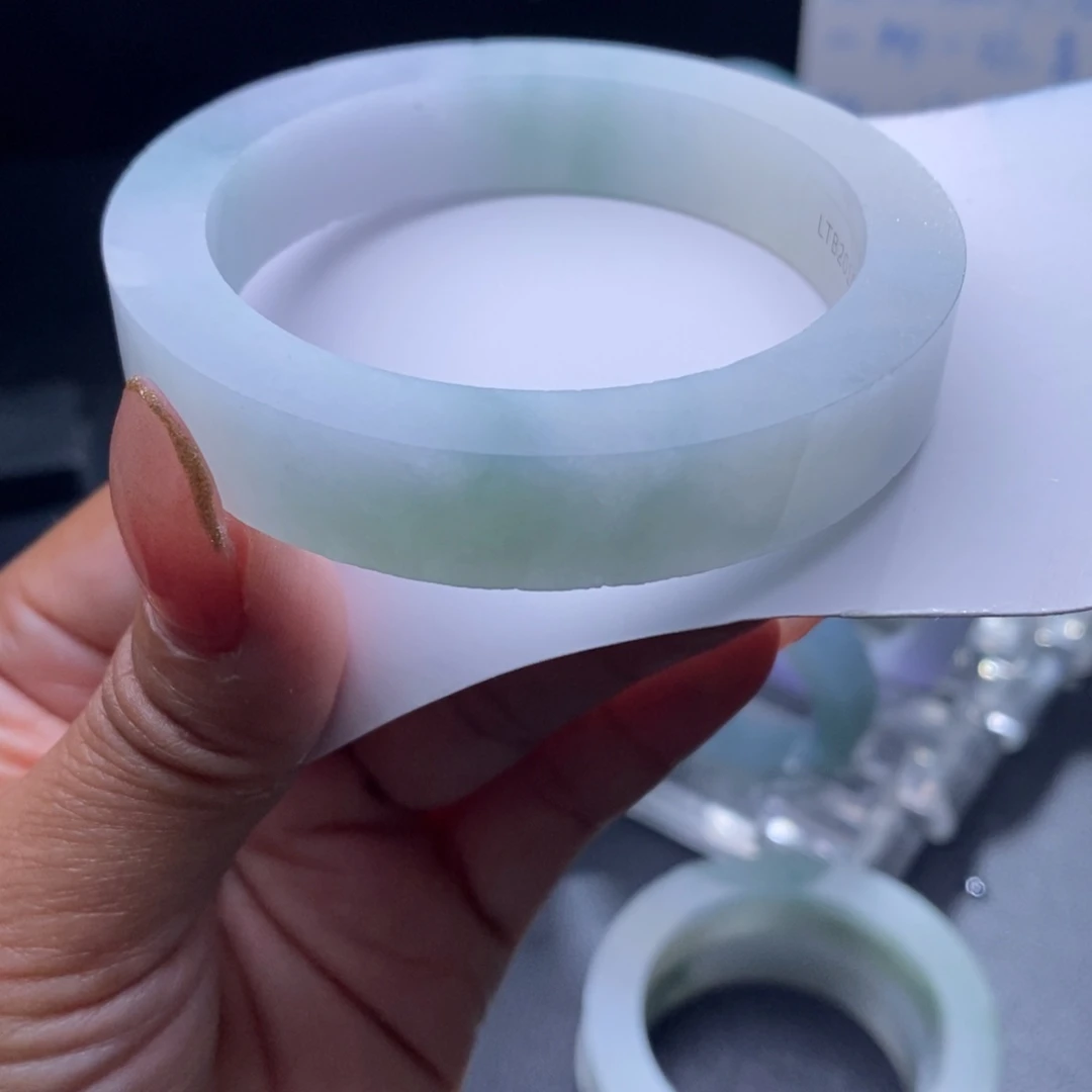 定制翡翠未镶嵌翡翠手镯