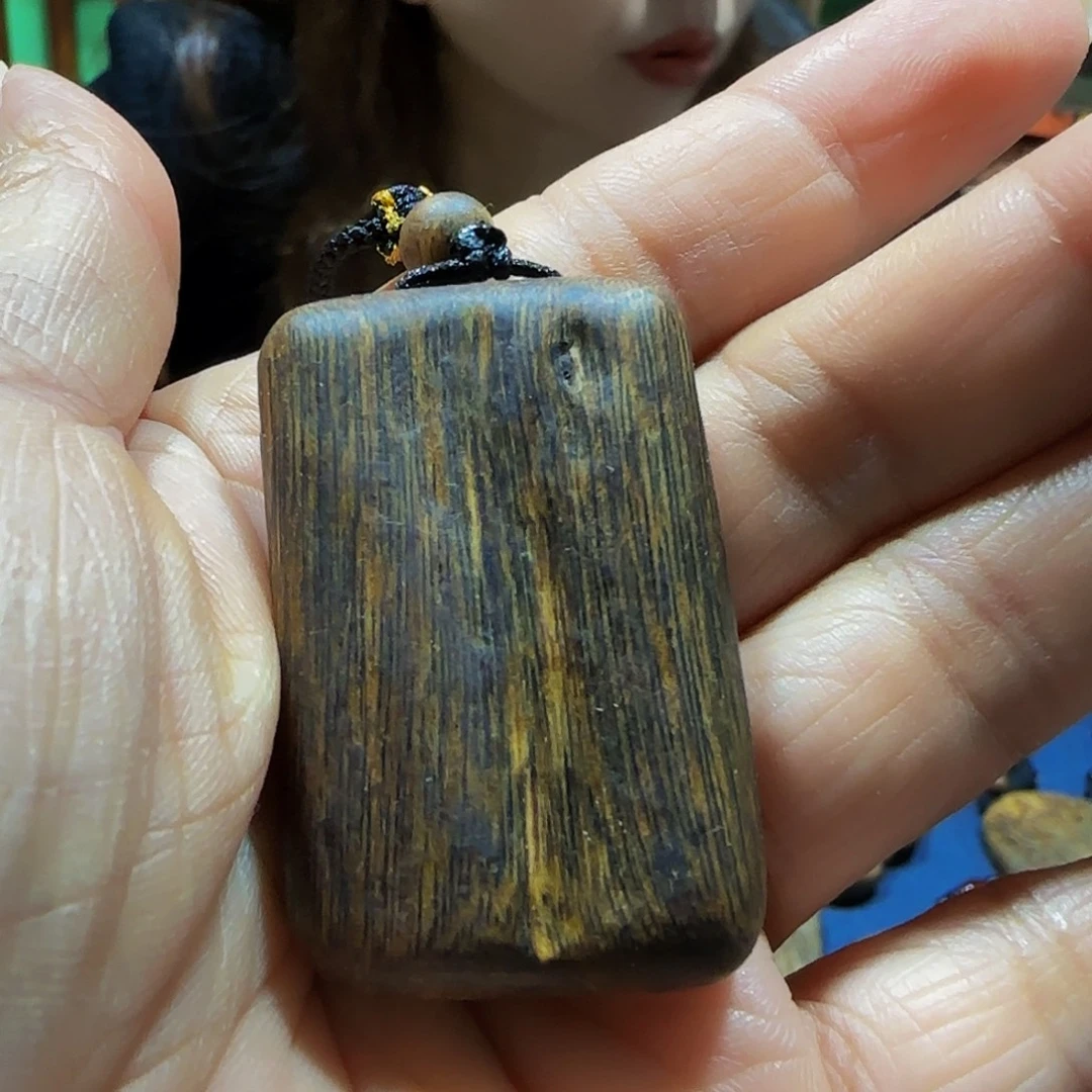 沉香沉香碎屑海南白奇乌身老料带绳7.7克