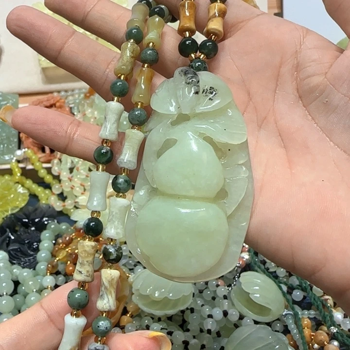 未镶嵌蛇纹石玉吊坠