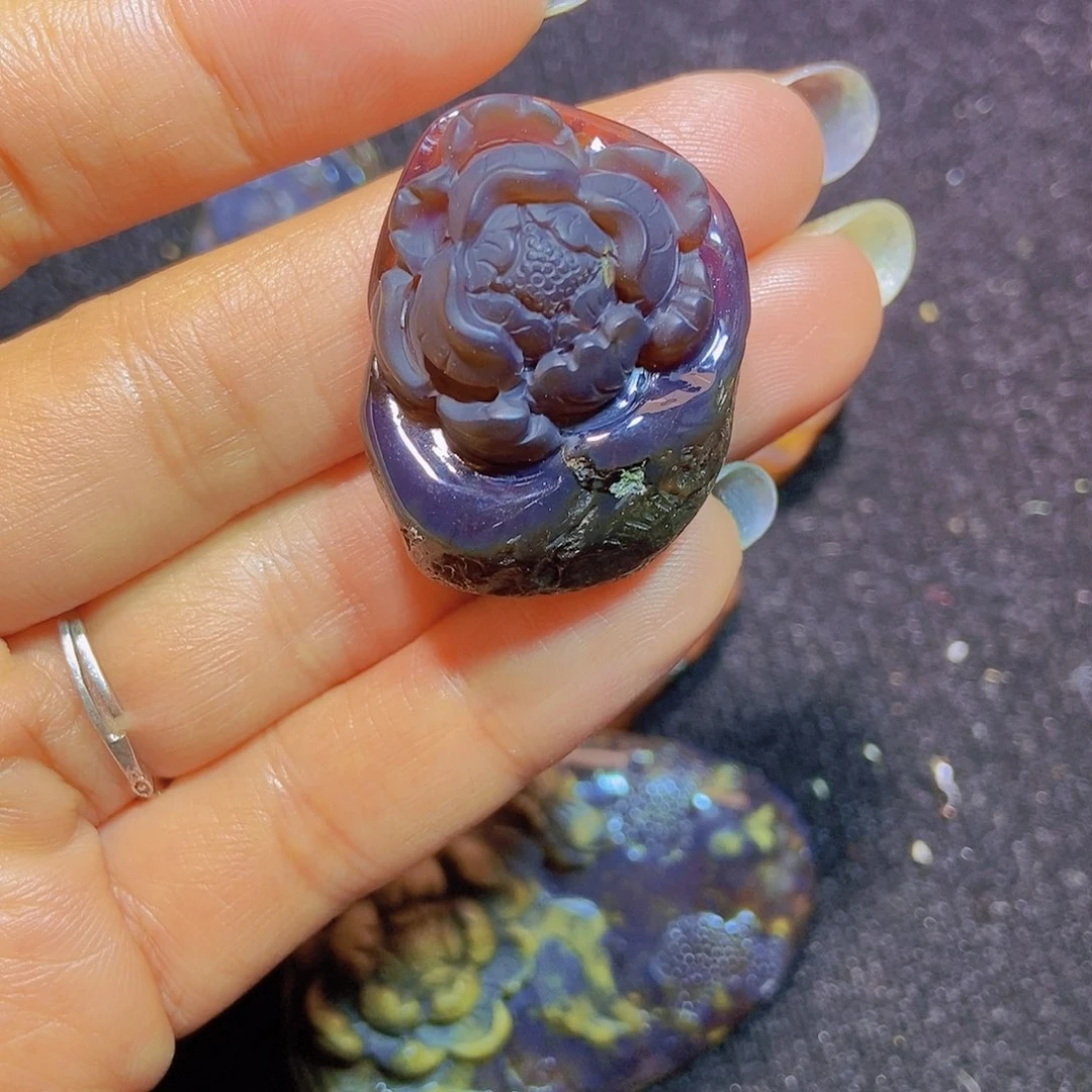未镶嵌颈饰琥珀牡丹花