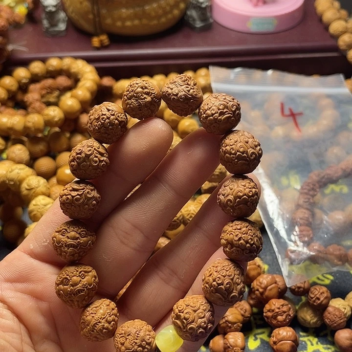 龙纹桃核雕刻瑕疵唐狮