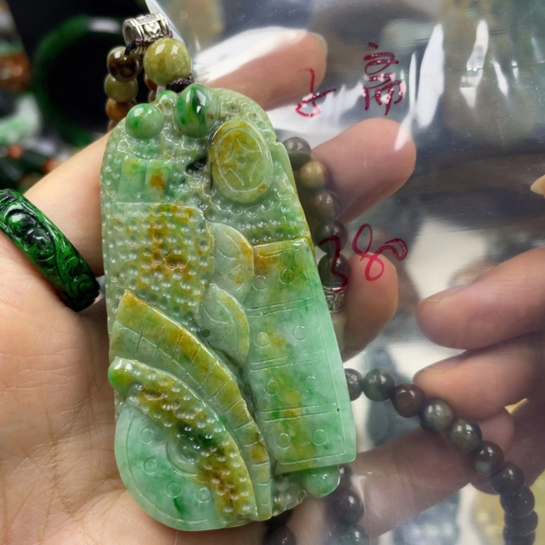 子***）翡翠未镶嵌颈饰牌子