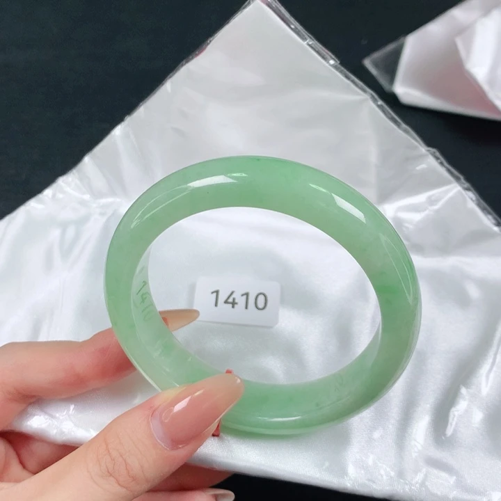 翡翠手镯未镶嵌天然翡翠手镯04