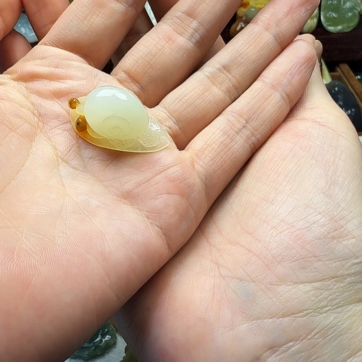 族***族蛇纹石玉未镶嵌颈饰