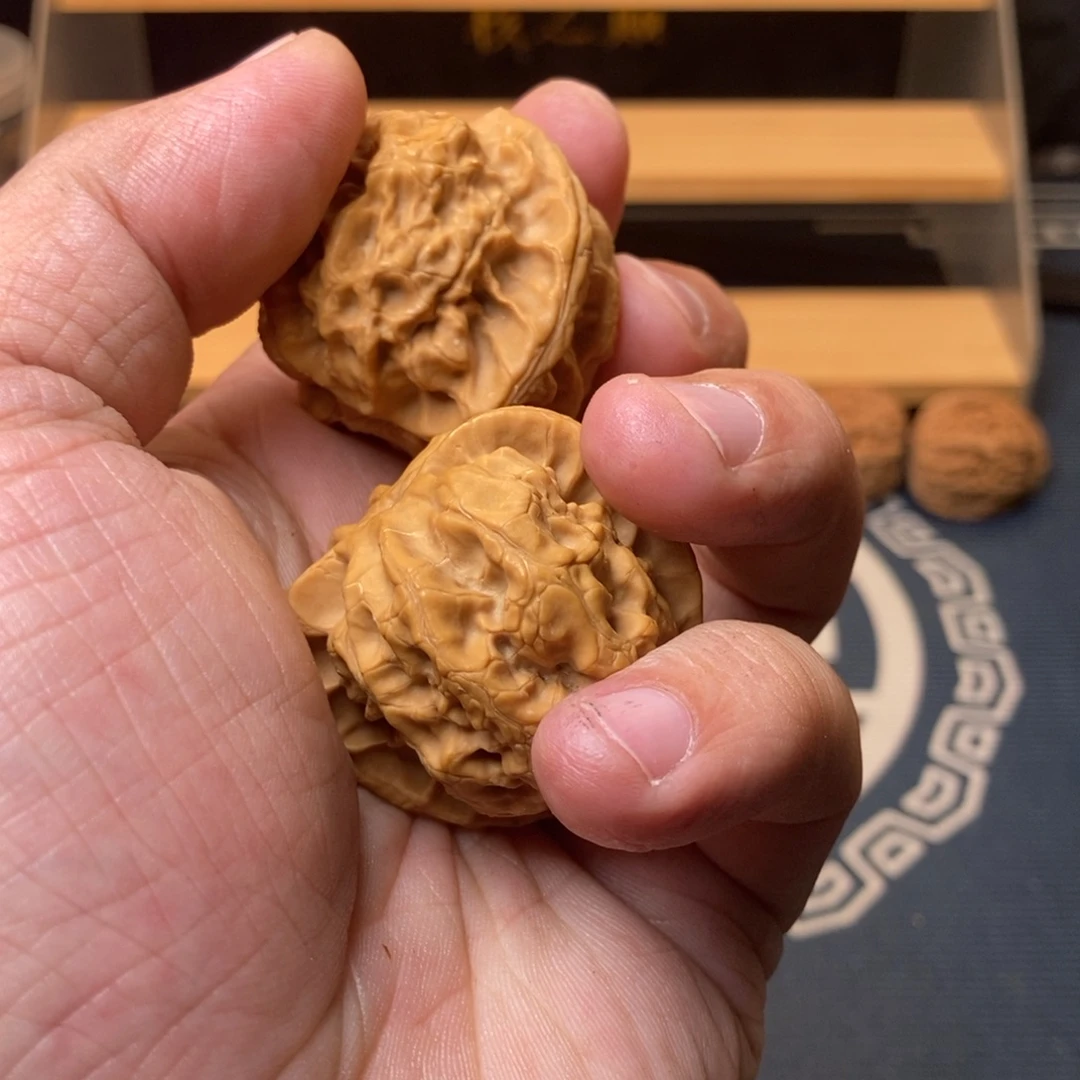 舰***哥文玩核桃把件40全品梨木台