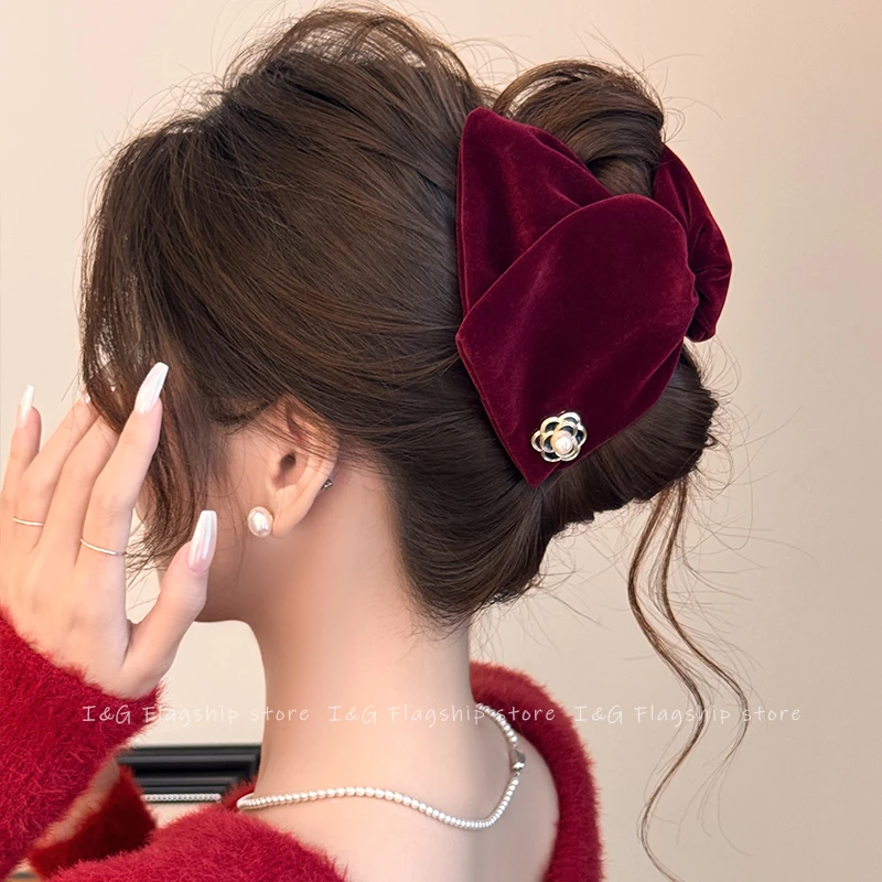 I&G山茶花丝绒三角抓夹女高级感2025新款后脑勺盘发鲨鱼夹子头饰
