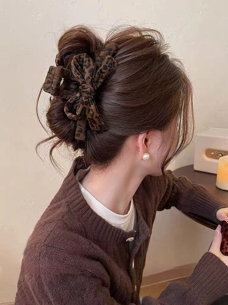 秋冬丝绒豹纹抓夹女2025新款高级感时尚鲨鱼夹后脑勺发夹盘发头饰