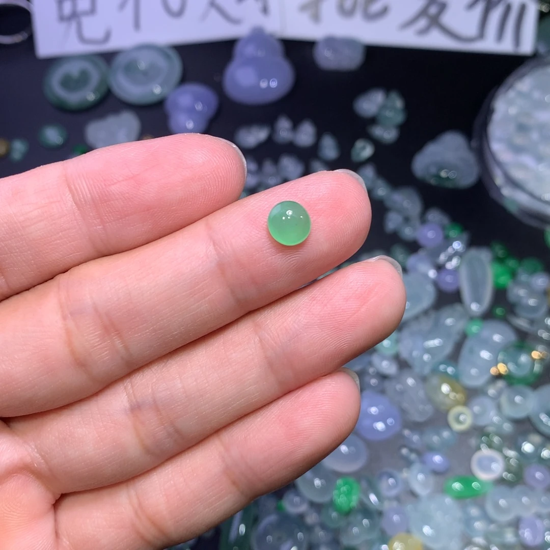 翡翠未镶嵌颈饰绿蛋