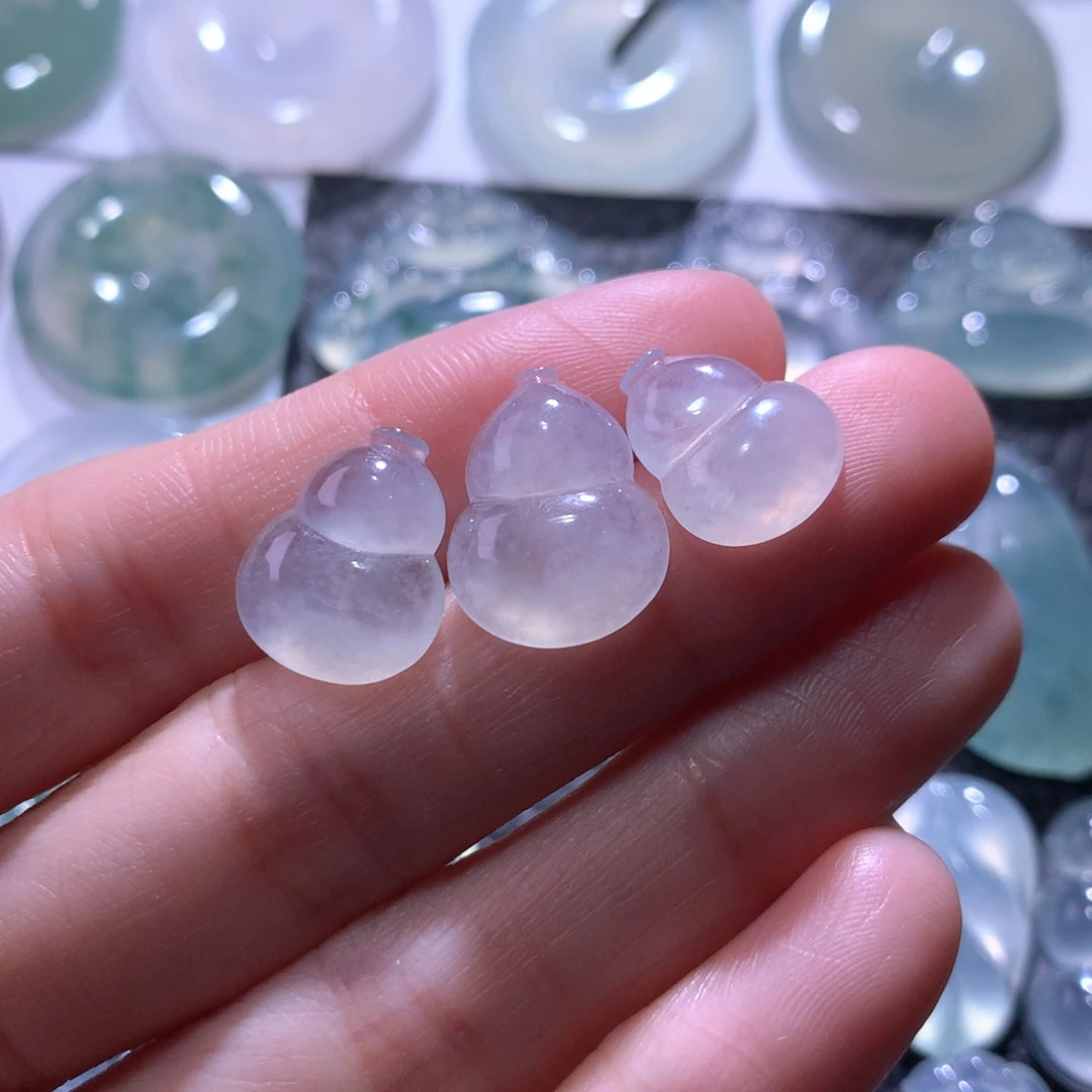 翡翠未镶嵌颈饰一手