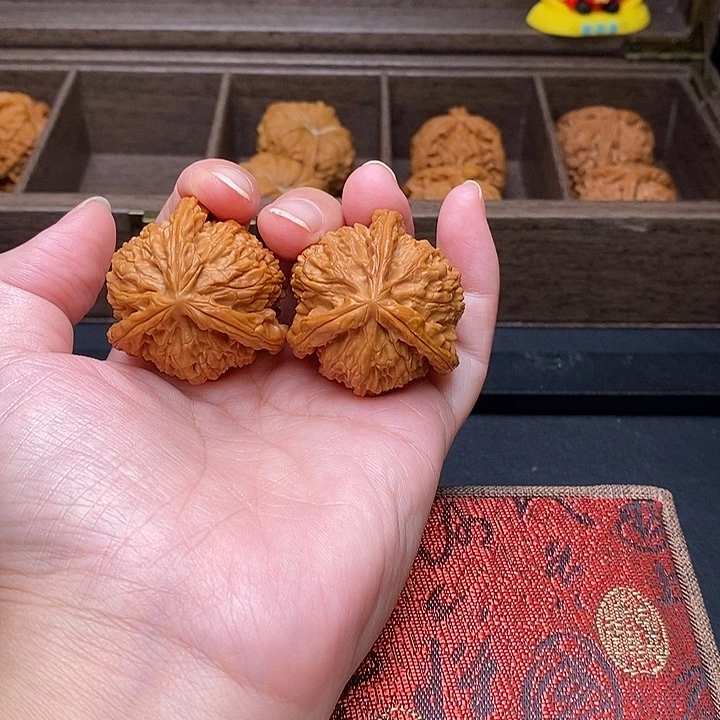 红***人把件文玩核桃白奔