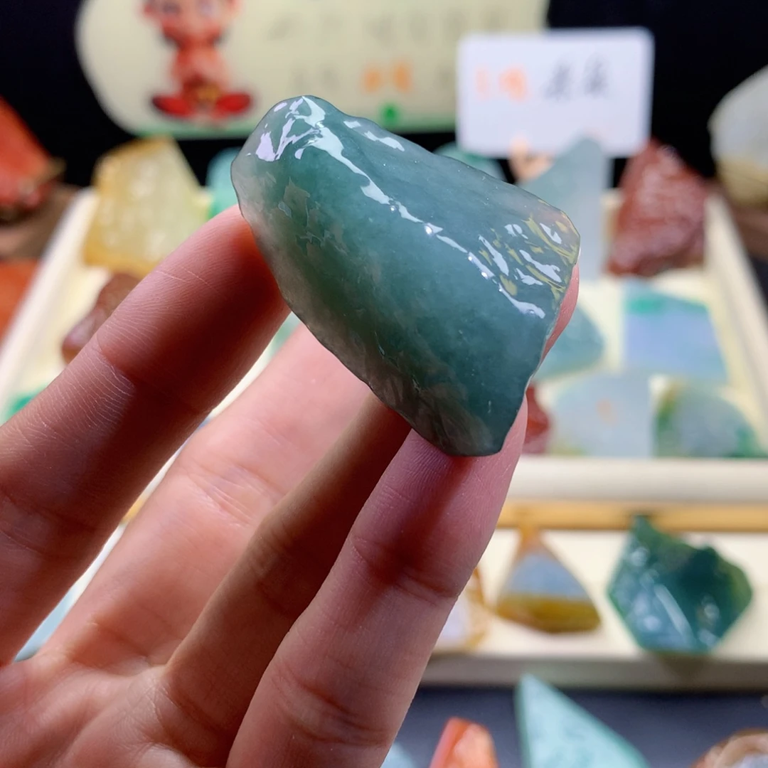 颈饰未镶嵌翡翠?*翡翠