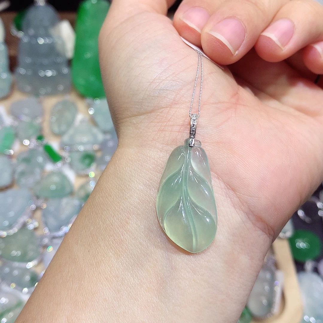 翡翠18K金镶嵌颈饰叶子