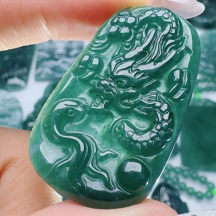 翡翠未镶嵌颈饰多样性发其一