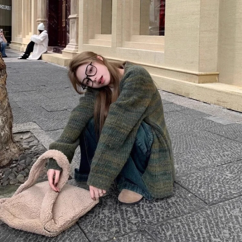 绿色针织开衫外套女秋冬2024韩系宽松休闲复古小众慵懒风V领毛衣