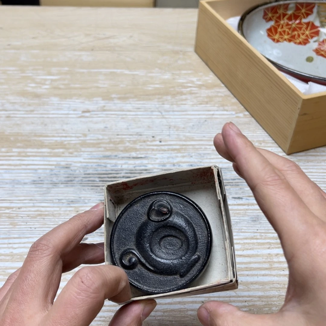 瓷片不****。密密麻麻地排列着一个大