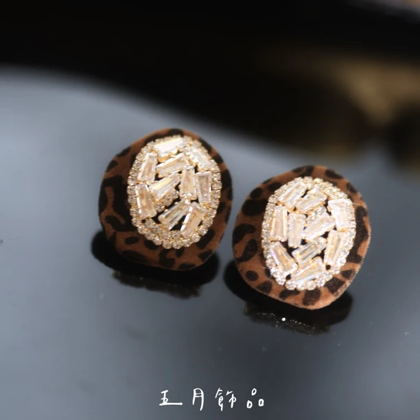铜合金布艺耳饰 卡其色金色耳钉设计师简约宫廷豹纹气质复古日韩