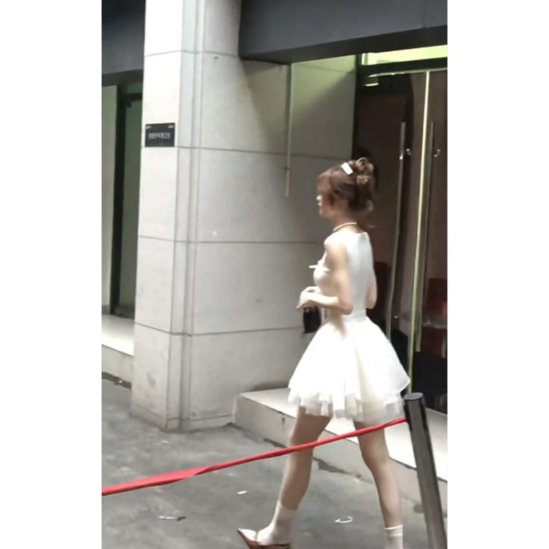 法式高级感白月光吊带连衣裙度假风简单大方气质收腰白色短裙子夏