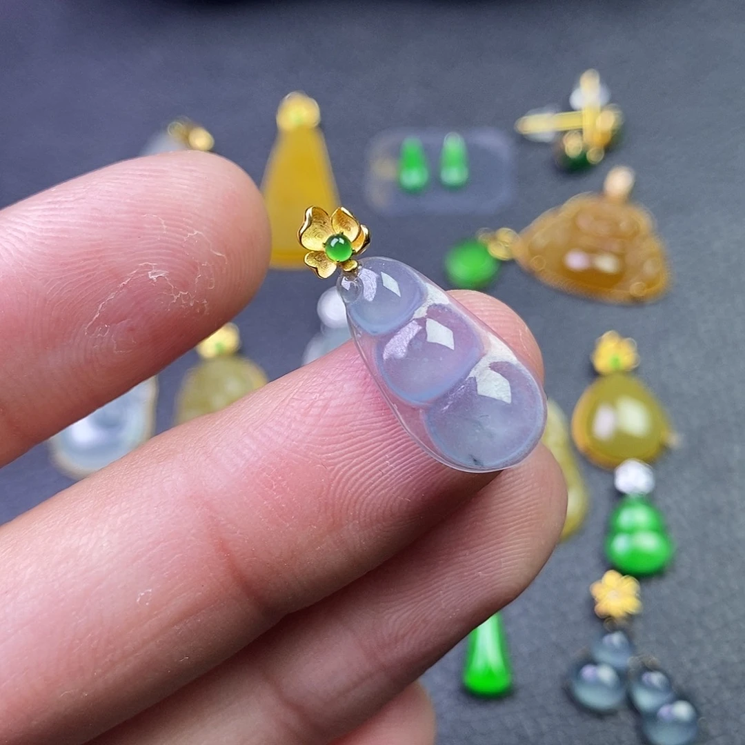 颈饰18K金镶嵌翡翠